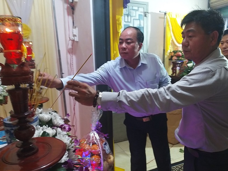 Vụ xe chở công nhân tông xe máy chờ đèn đỏ: Hỗ trợ gia đình người tử vong 10 triệu đồng- Ảnh 1. Vụ xe chở công nhân tông xe máy chờ đèn đỏ: Hỗ trợ gia đình người tử vong 10 triệu đồng- Ảnh 1.