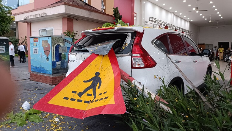 Xe 4 chỗ t&ocirc;ng li&ecirc;n tiếp 2 &ocirc; t&ocirc; đậu ven đường rồi lật ngửa tr&ecirc;n quốc lộ 18- Ảnh 2.