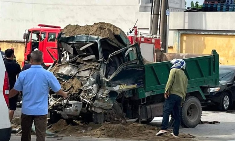 Chiếc xe tải tại hiện trường vụ tai nạn. Chiếc xe tải tại hiện trường vụ tai nạn.