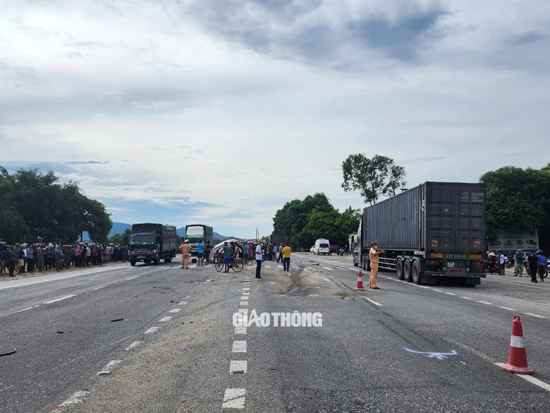 Tai nạn liên hoàn trên quốc lộ 1A qua Hà Tĩnh, 3 người tử vong- Ảnh 1. Tai nạn liên hoàn trên quốc lộ 1A qua Hà Tĩnh, 3 người tử vong- Ảnh 1.