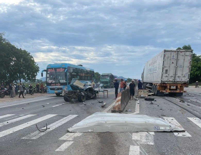 Hiện trường vụ tai nạn khiến 3 người tử vong tại H&agrave; Tĩnh- Ảnh 4.