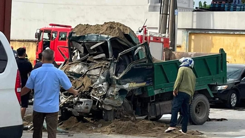 T&agrave;i xế &ocirc; t&ocirc; tải tử vong v&igrave; t&ocirc;ng v&agrave;o xe đầu k&eacute;o đỗ ven đường- Ảnh 1.