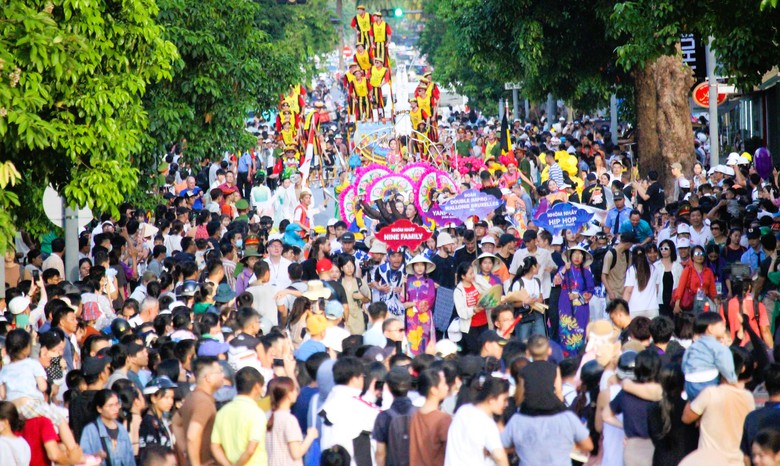 Lễ hội đường phố &ldquo;Sắc m&agrave;u văn h&oacute;a&rdquo; khuấy động Cố đ&ocirc; Huế- Ảnh 1.