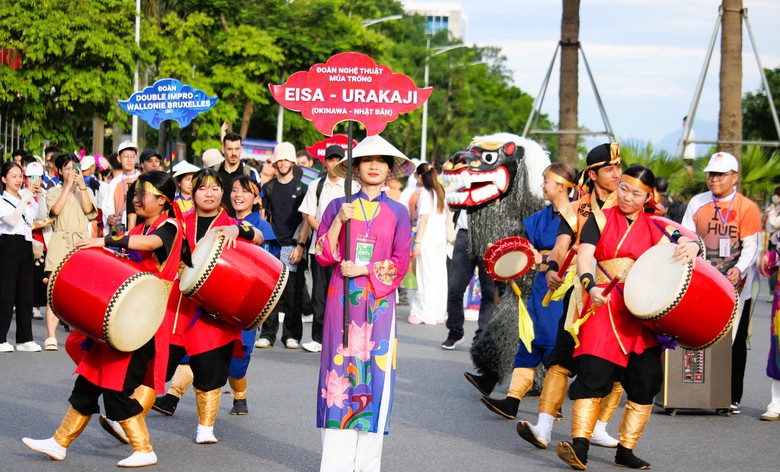 Lễ hội đường phố &ldquo;Sắc m&agrave;u văn h&oacute;a&rdquo; khuấy động Cố đ&ocirc; Huế- Ảnh 3.