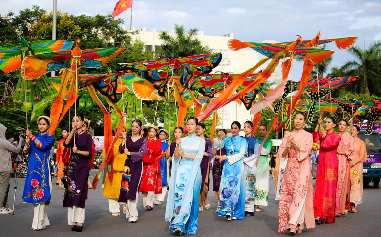 Lễ hội đường phố &ldquo;Sắc m&agrave;u văn h&oacute;a&rdquo; khuấy động Cố đ&ocirc; Huế- Ảnh 6.