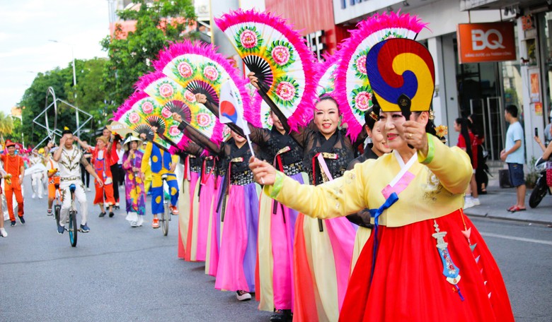 Lễ hội đường phố &ldquo;Sắc m&agrave;u văn h&oacute;a&rdquo; khuấy động Cố đ&ocirc; Huế- Ảnh 9.