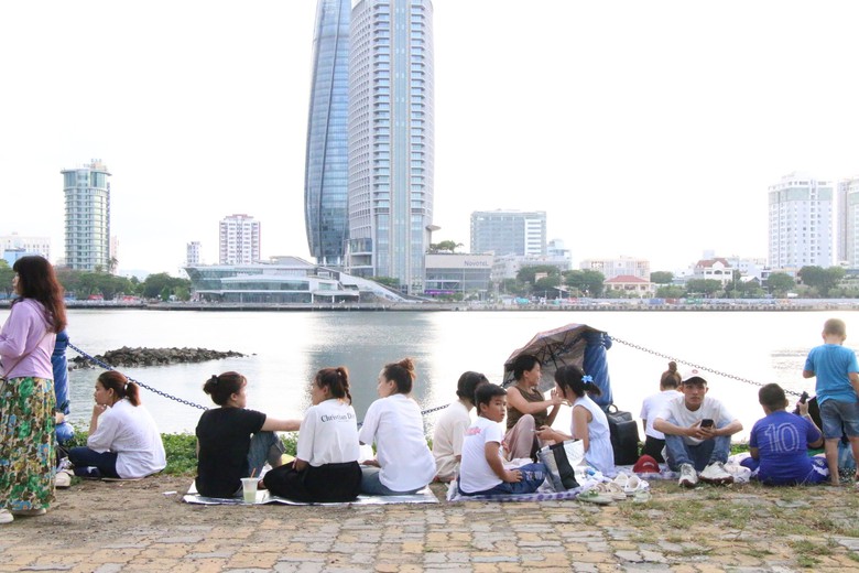 Dân trải bạt, lót áo mưa chờ xem khai mạc pháo hoa Đà Nẵng- Ảnh 1. Dân trải bạt, lót áo mưa chờ xem khai mạc pháo hoa Đà Nẵng- Ảnh 1.