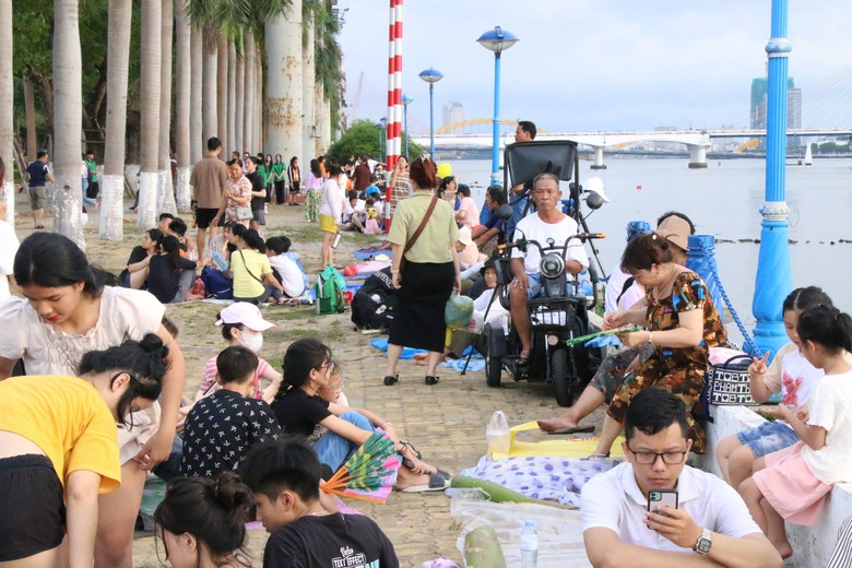 Dân trải bạt, lót áo mưa chờ xem khai mạc pháo hoa Đà Nẵng- Ảnh 2. Dân trải bạt, lót áo mưa chờ xem khai mạc pháo hoa Đà Nẵng- Ảnh 2.