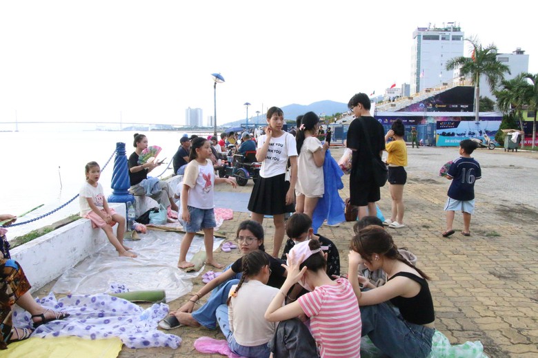 Dân trải bạt, lót áo mưa chờ xem khai mạc pháo hoa Đà Nẵng- Ảnh 6. Dân trải bạt, lót áo mưa chờ xem khai mạc pháo hoa Đà Nẵng- Ảnh 6.