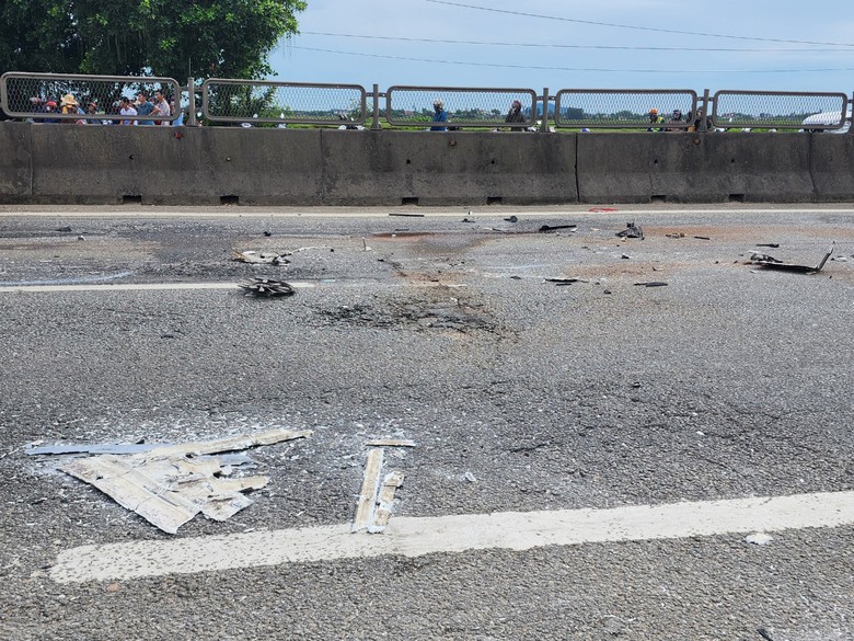 Hiện trường vụ tai nạn khiến 3 người tử vong tại H&agrave; Tĩnh- Ảnh 7.