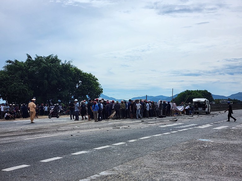 Hiện trường vụ tai nạn khiến 3 người tử vong tại H&agrave; Tĩnh- Ảnh 8.