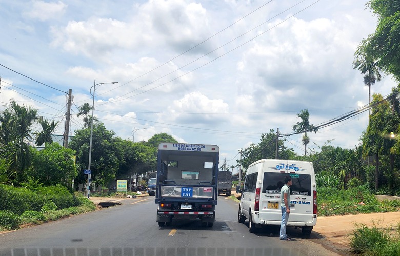 Đắk Lắk: X&aacute;c minh xe kh&aacute;ch 16 chỗ v&ocirc; tư lấn l&agrave;n, vượt đ&egrave;n đỏ tr&ecirc;n quốc lộ 26- Ảnh 2.