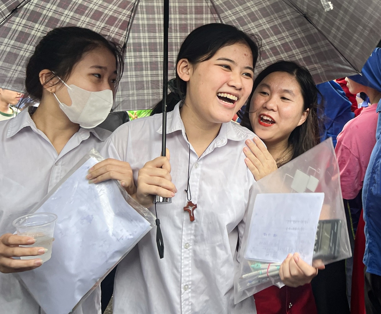 Nhiều cảm x&uacute;c đọng lại sau buổi thi cuối của kỳ thi v&agrave;o lớp 10 H&agrave; Nội- Ảnh 2.