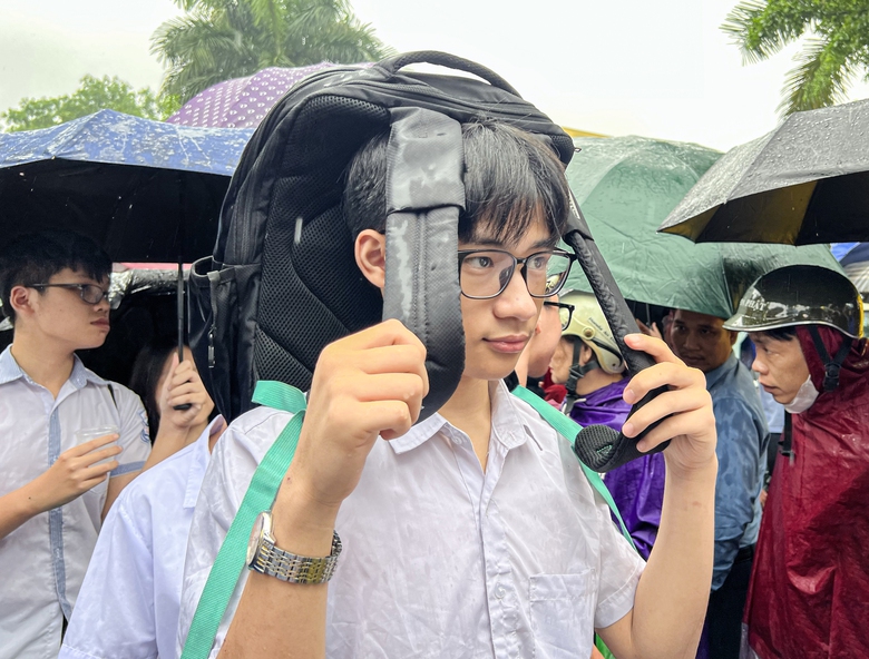 Nhiều cảm x&uacute;c đọng lại sau buổi thi cuối của kỳ thi v&agrave;o lớp 10 H&agrave; Nội- Ảnh 9.