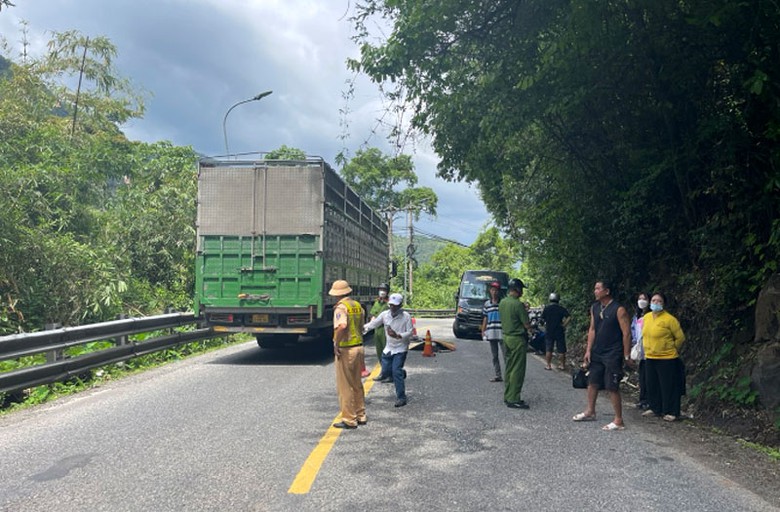 Hiện trường vụ TNGT khiến 1 người tử vong tại chỗ. Hiện trường vụ TNGT khiến 1 người tử vong tại chỗ.