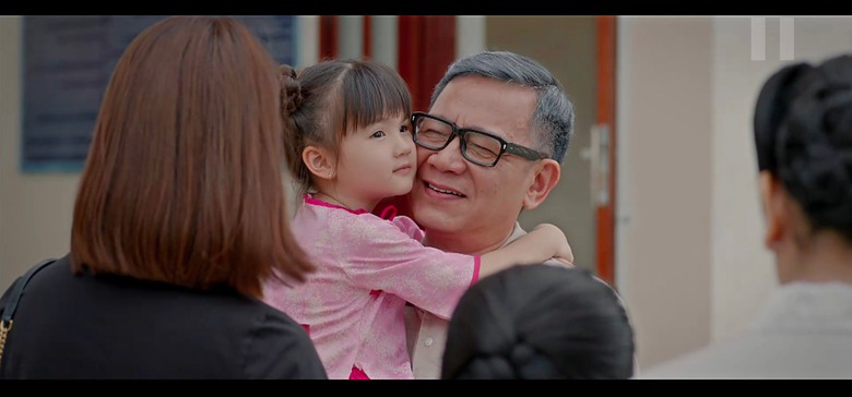 Gia đ&igrave;nh Ng&acirc;n H&agrave; hạnh ph&uacute;c đo&agrave;n tụ ng&agrave;y &ocirc;ng Trường được ra t&ugrave;.