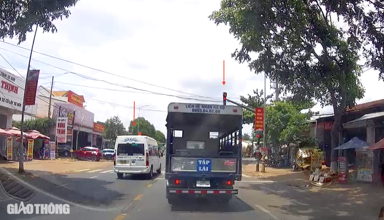 Đắk Lắk: X&aacute;c minh xe kh&aacute;ch 16 chỗ v&ocirc; tư lấn l&agrave;n, vượt đ&egrave;n đỏ tr&ecirc;n quốc lộ 26- Ảnh 1.