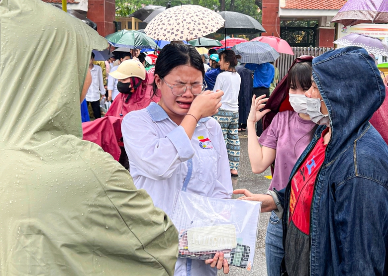 Nhiều cảm x&uacute;c đọng lại sau buổi thi cuối của kỳ thi v&agrave;o lớp 10 H&agrave; Nội- Ảnh 1.