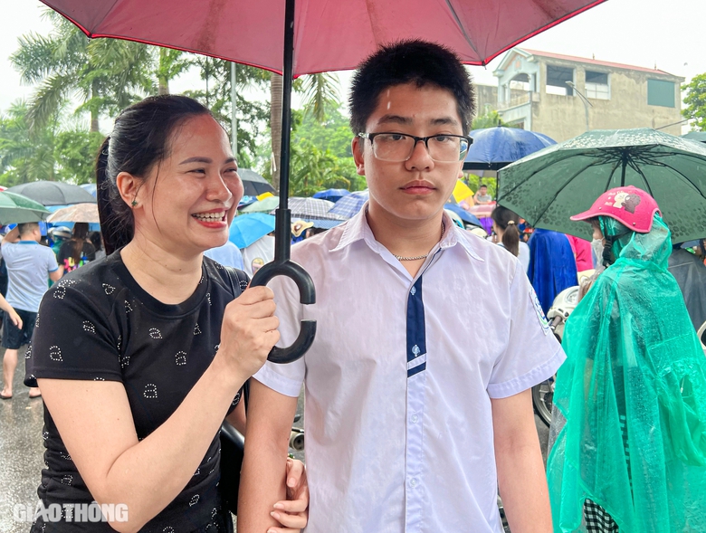 Nhiều cảm x&uacute;c đọng lại sau buổi thi cuối của kỳ thi v&agrave;o lớp 10 H&agrave; Nội- Ảnh 6.