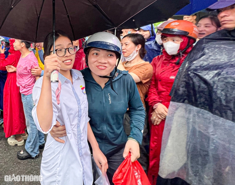 Nhiều cảm x&uacute;c đọng lại sau buổi thi cuối của kỳ thi v&agrave;o lớp 10 H&agrave; Nội- Ảnh 5.