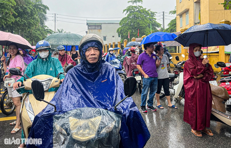 Nhiều cảm x&uacute;c đọng lại sau buổi thi cuối của kỳ thi v&agrave;o lớp 10 H&agrave; Nội- Ảnh 4.