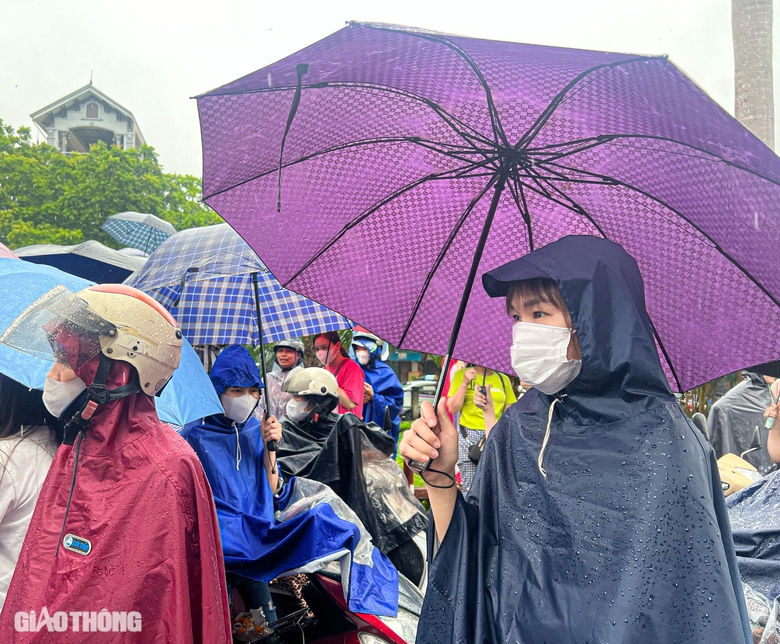 Nhiều cảm x&uacute;c đọng lại sau buổi thi cuối của kỳ thi v&agrave;o lớp 10 H&agrave; Nội- Ảnh 3.