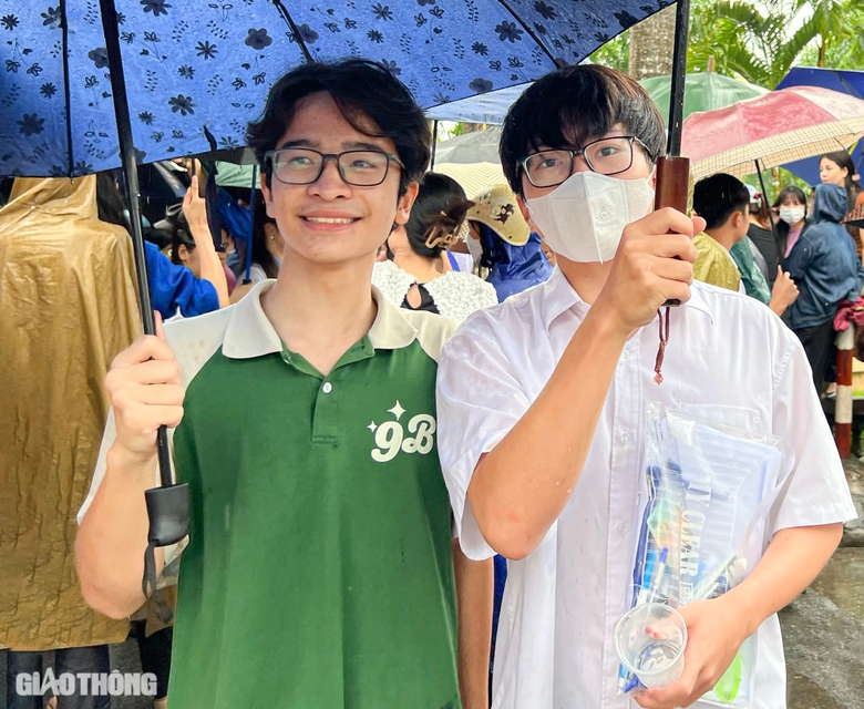 Nhiều cảm x&uacute;c đọng lại sau buổi thi cuối của kỳ thi v&agrave;o lớp 10 H&agrave; Nội- Ảnh 7.
