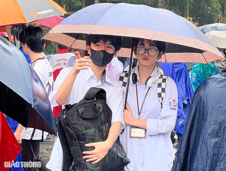 Nhiều cảm x&uacute;c đọng lại sau buổi thi cuối của kỳ thi v&agrave;o lớp 10 H&agrave; Nội- Ảnh 8.