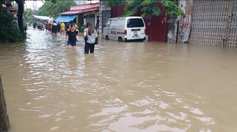 Đường phố Hải Ph&ograve;ng ngập s&acirc;u 30-60cm, giao th&ocirc;ng nhiều đoạn t&ecirc; liệt v&igrave; mưa lớn k&eacute;o d&agrave;i- Ảnh 8.