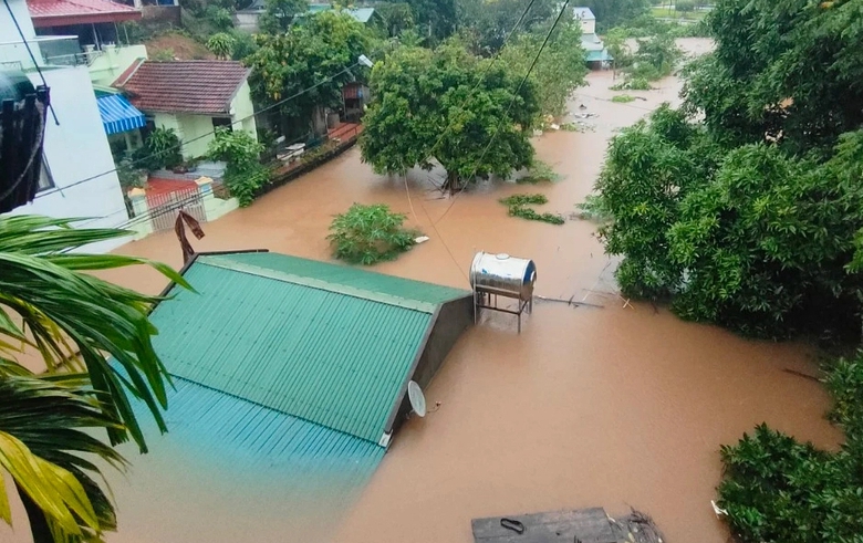 Quảng Ninh: Nước s&ocirc;ng d&acirc;ng cao, nhiều nơi nh&agrave; ngập, đường sạt lở- Ảnh 2.