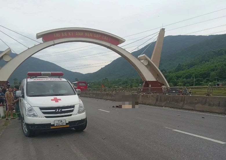 Vợ tử vong, chồng v&agrave; 2 con nhập viện cấp cứu sau c&uacute; va chạm với &ocirc; t&ocirc;- Ảnh 1.