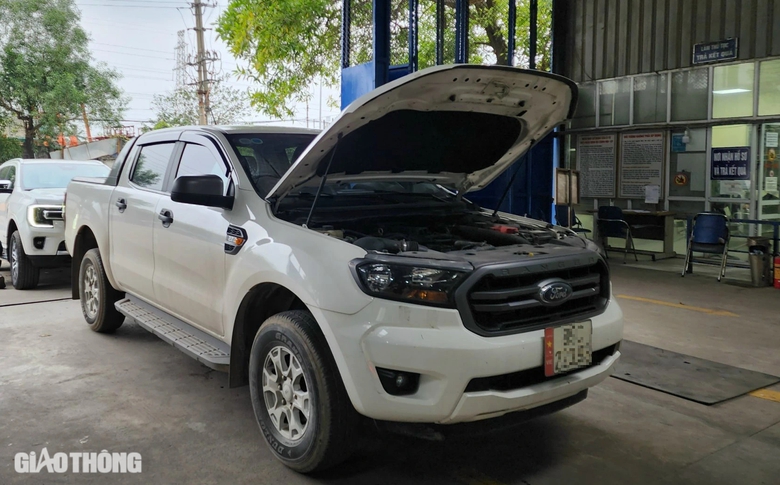 Hoa lốp kh&aacute;c nhau, &ocirc; t&ocirc; c&oacute; được đăng kiểm?- Ảnh 1.