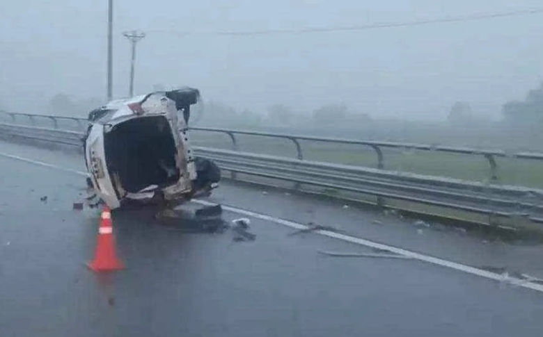 Lật ô tô trên cao tốc Vân Đồn - Móng Cái, nam tài xế tử vong, người đi cùng bị thương- Ảnh 1. Lật ô tô trên cao tốc Vân Đồn - Móng Cái, nam tài xế tử vong, người đi cùng bị thương- Ảnh 1.