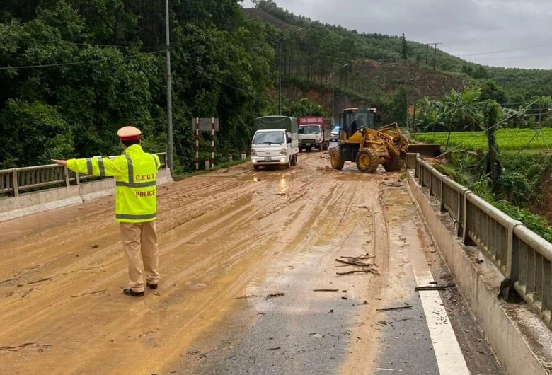 Quảng Ninh: Nước s&ocirc;ng d&acirc;ng cao, nhiều nơi nh&agrave; ngập, đường sạt lở- Ảnh 4.