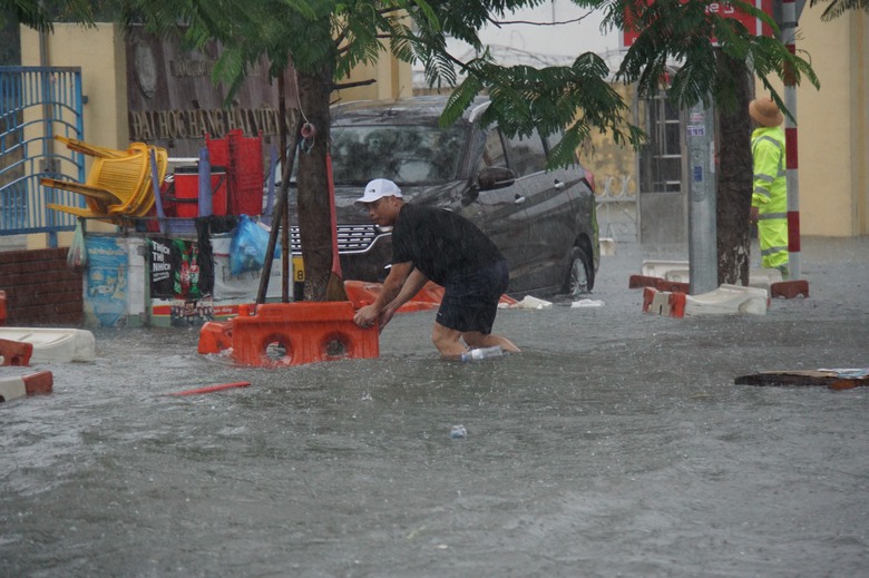 Đường phố Hải Ph&ograve;ng ngập s&acirc;u 30-60cm, giao th&ocirc;ng nhiều đoạn t&ecirc; liệt v&igrave; mưa lớn k&eacute;o d&agrave;i- Ảnh 7.