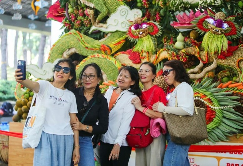 Tạo h&igrave;nh nghệ thuật bằng tr&aacute;i c&acirc;y nhận giải thưởng nửa tỷ đồng- Ảnh 9.