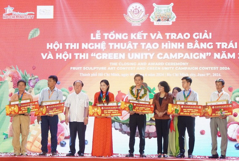Tạo h&igrave;nh nghệ thuật bằng tr&aacute;i c&acirc;y nhận giải thưởng nửa tỷ đồng- Ảnh 1.