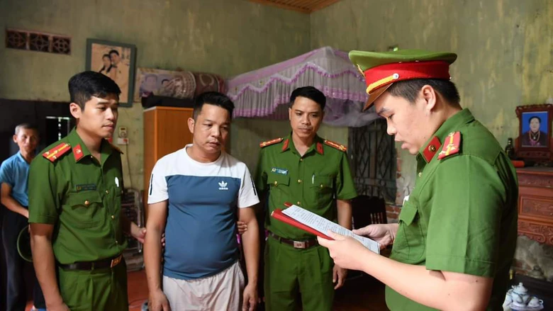 Vụ b&eacute; 11 tuổi nghi bị mẹ v&agrave; người t&igrave;nh bạo h&agrave;nh: Bắt tạm giam một đối tượng- Ảnh 1.