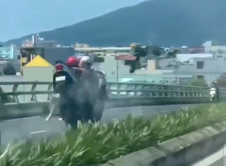 Người phụ nữ đi xe m&aacute;y ngược chiều g&acirc;y tai nạn tr&ecirc;n cầu vượt Ng&atilde; Ba Huế- Ảnh 1.