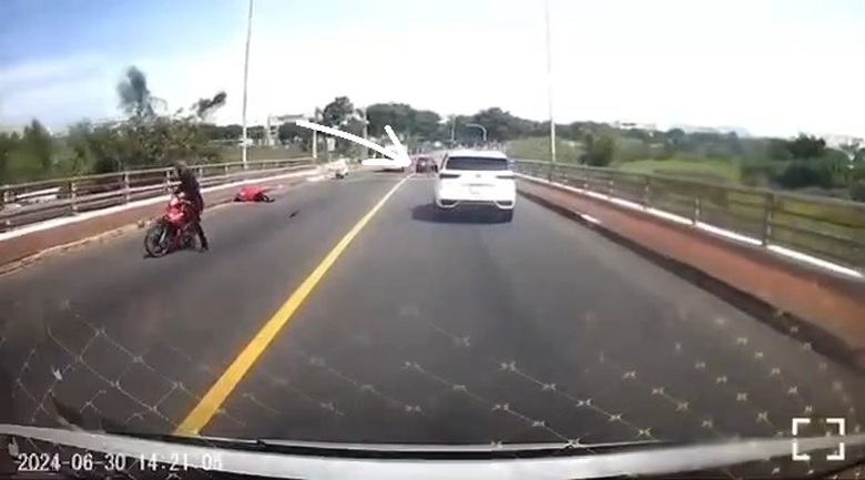 &Ocirc; t&ocirc; "đi&ecirc;n" lao qua l&agrave;n đường ngược chiều, đ&acirc;m văng người đi xe m&aacute;y- Ảnh 1.