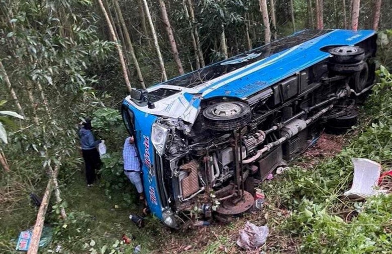 Chiếc ô tô khách tại hiện trường vụ tai nạn. Chiếc ô tô khách tại hiện trường vụ tai nạn.