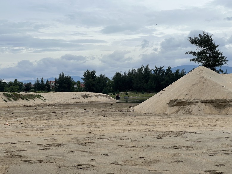 C&aacute;t bồi lắng cửa s&ocirc;ng, h&agrave;ng trăm t&agrave;u thuyền ở Quảng B&igrave;nh tắc đường v&agrave;o bờ- Ảnh 2.