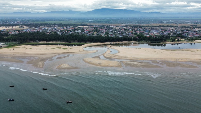 C&aacute;t bồi lắng cửa s&ocirc;ng, h&agrave;ng trăm t&agrave;u thuyền ở Quảng B&igrave;nh tắc đường v&agrave;o bờ- Ảnh 4.