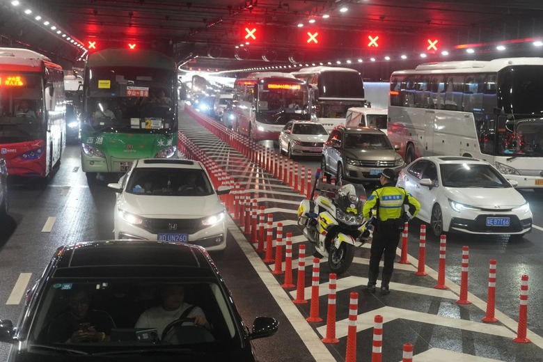 Thay v&igrave; chỉ 90 ph&uacute;t như dự kiến, xe bu&yacute;t mất tới 6 tiếng để đi từ Hongkong sang TP. Trung Sơn (Quảng Đ&ocirc;ng, Trung Quốc) do tắc nghẽn nghi&ecirc;m trọng. (Ảnh: SCMP)