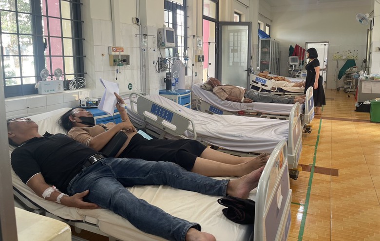 Xe kh&aacute;ch lao xuống vực ở kh&uacute;c cua c&ugrave;i chỏ, nhiều người bị thương- Ảnh 2.