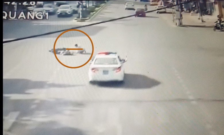 Bất chấp nguy hiểm CSGT lao m&igrave;nh cản người đi xe m&aacute;y v&agrave;o đường ưu ti&ecirc;n- Ảnh 1.