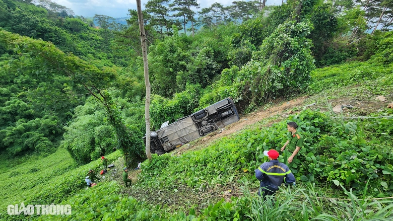 Hiện trường xe kh&aacute;ch chở gần 50 người lao xuống vực ở Đắk N&ocirc;ng- Ảnh 3.