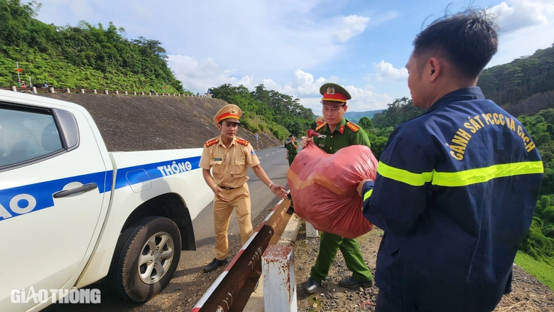 Hiện trường xe kh&aacute;ch chở gần 50 người lao xuống vực ở Đắk N&ocirc;ng- Ảnh 6.