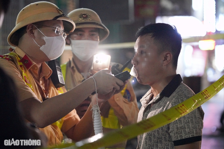 T&agrave;i xế "ma men" bị phạt th&ecirc;m lỗi kh&ocirc;ng mang giấy tờ v&igrave; qu&ecirc;n mật khẩu VNeID- Ảnh 1.