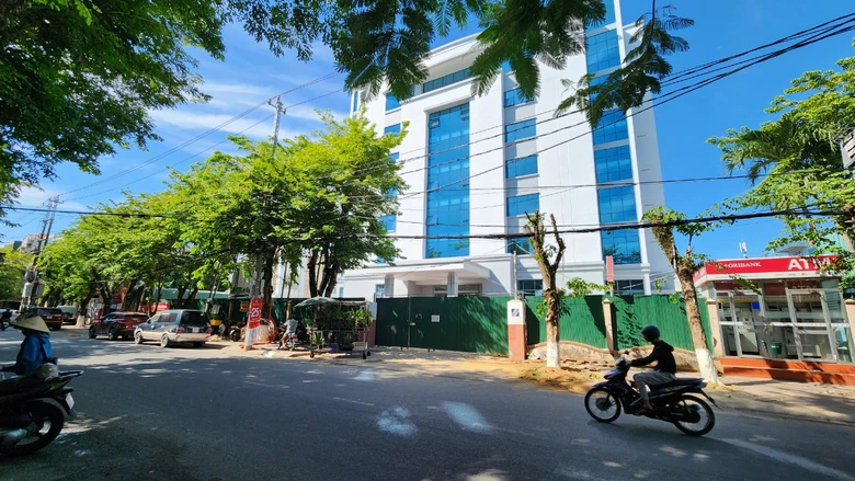 Quảng Ng&atilde;i bứng loạt c&acirc;y xanh chục năm tuổi để l&agrave;m cổng ng&acirc;n h&agrave;ng- Ảnh 1.